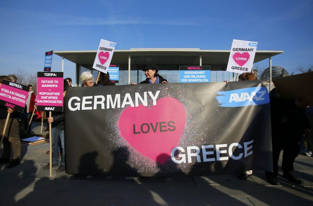 Έξω από την Καγκελαρία Έλληνες και Γερμανοί… δεν διαπραγματεύονται – Φωτό