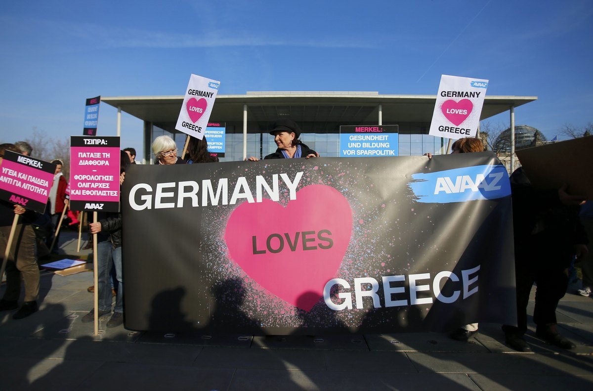 Έξω από την Καγκελαρία Έλληνες και Γερμανοί… δεν διαπραγματεύονται – Φωτό