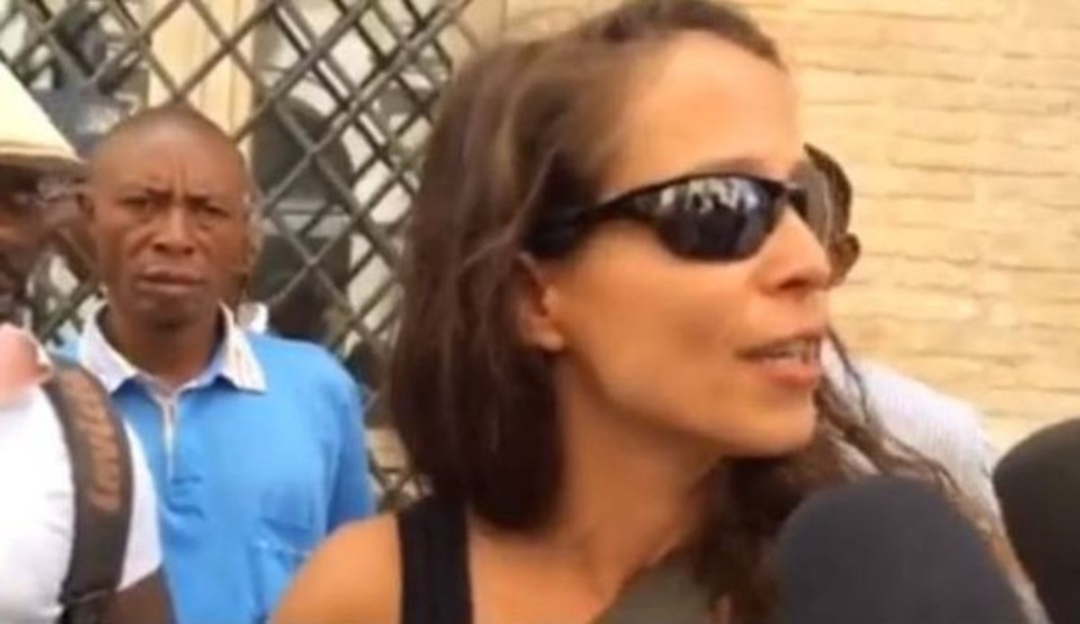 Η κόρη του ιταλού υπουργού Οικονομικών διαδηλώνει κατά της κυβέρνησης του πατέρα της