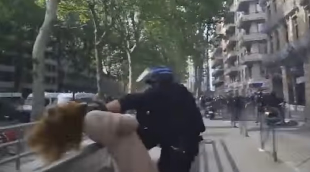 Οργή! Αστυνομικός αρπάζει γυναίκα από τον λαιμό και την πετάει στο πεζοδρόμιο! – ΒΙΝΤΕΟ