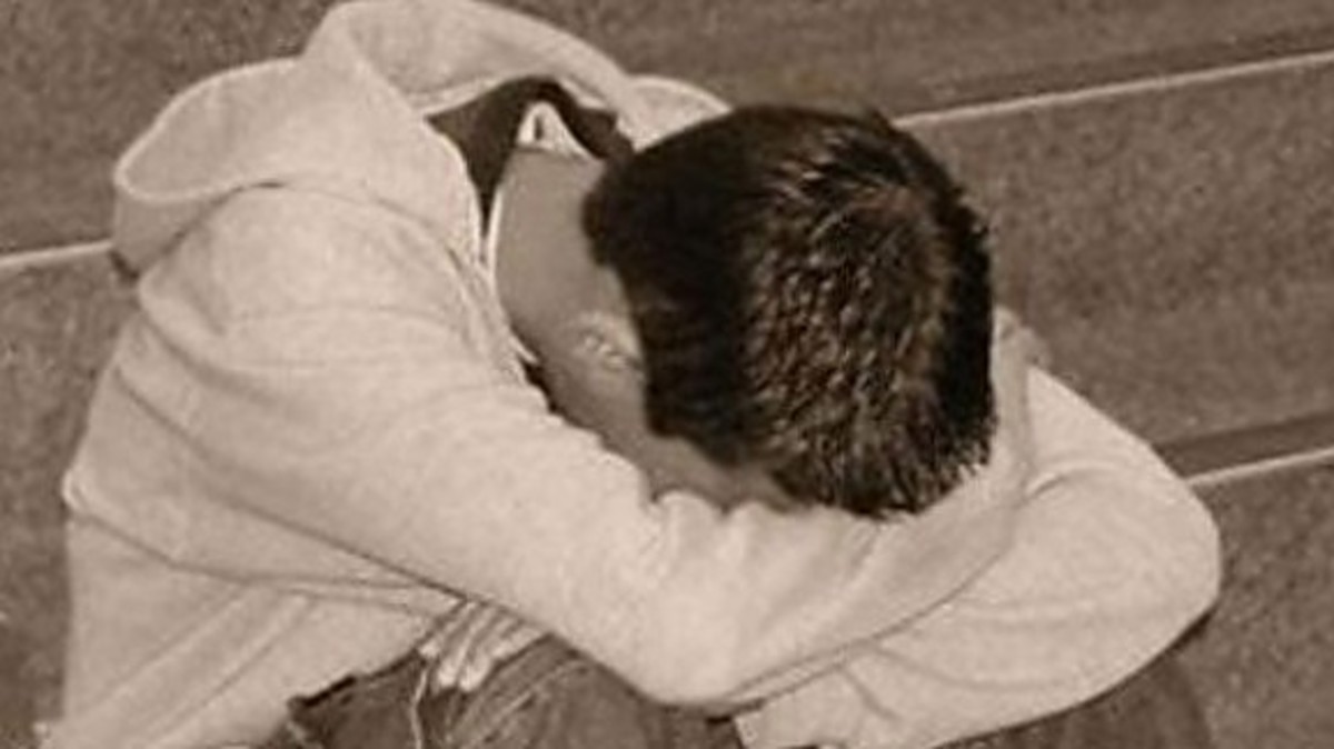 Πατέρας δύο ανήλικων παιδιών βίαζε μαζί με φίλο του έναν 25χρονο με νοητική στέρηση – Όλα ξεκίνησαν από μια πορνοταινία