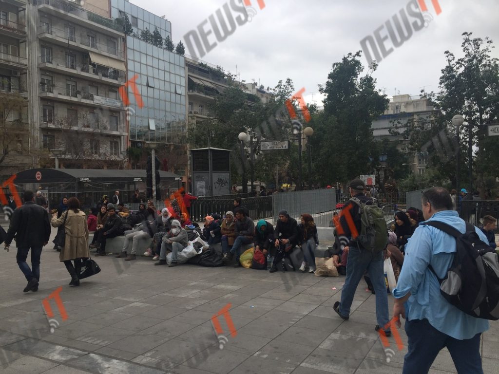 Στην Πλατεία Βικτωρίας βρήκαν ξανά καταφύγιο δεκαδες μετανάστες (ΦΩΤΟ, ΒΙΝΤΕΟ)