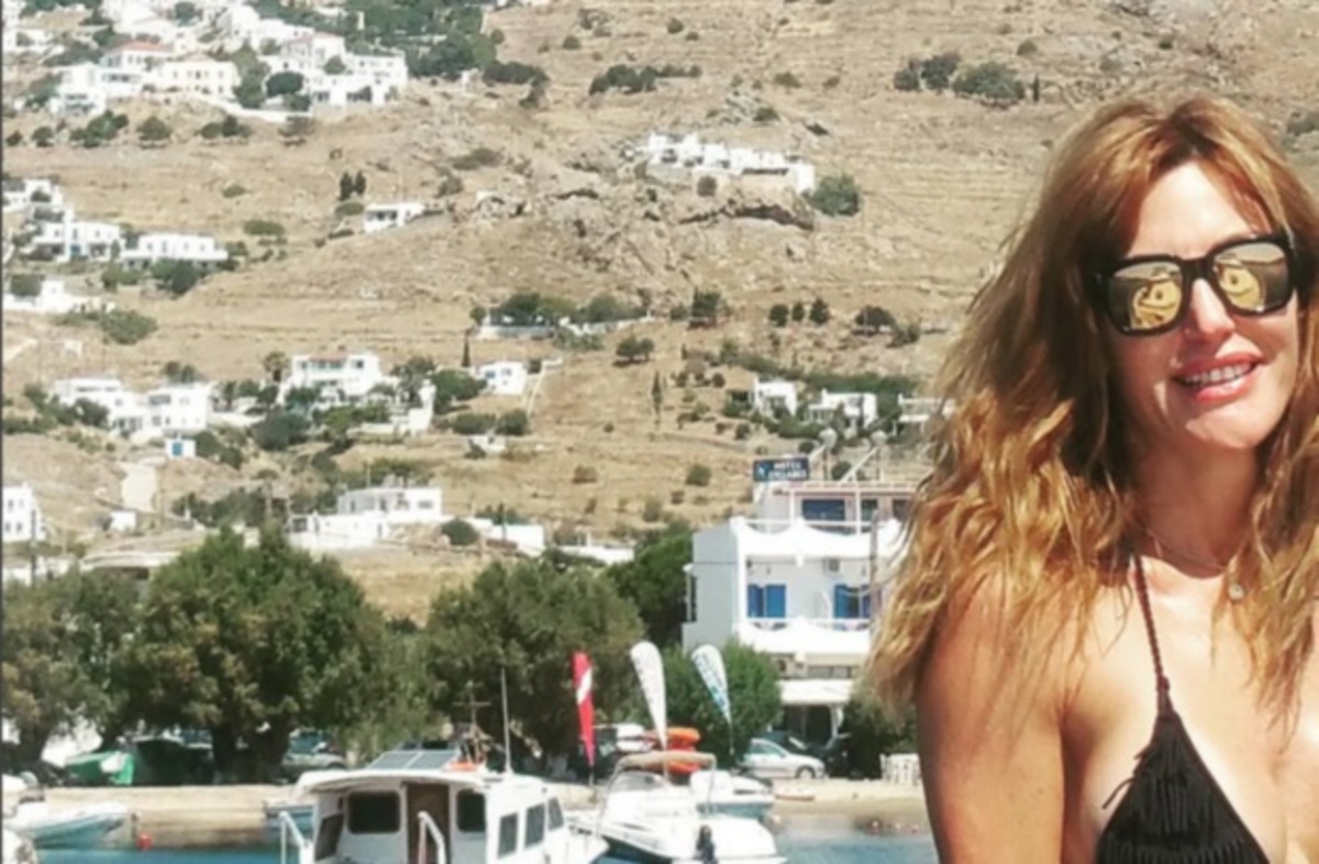 H Βίκυ Χατζηβασιλείου με λευκό μπικίνι… κόβει την ανάσα!