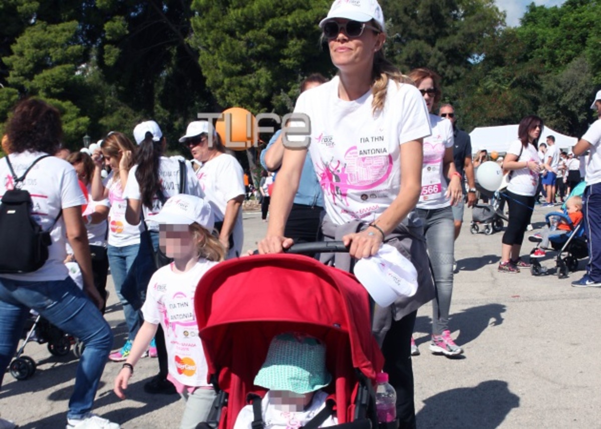 Βίκυ Καγιά: Σπάνια εμφάνιση με την κόρη της στην Αθήνα!