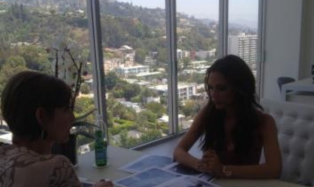 Μια μέρα στο γραφείο της V. Beckham! Βίντεο