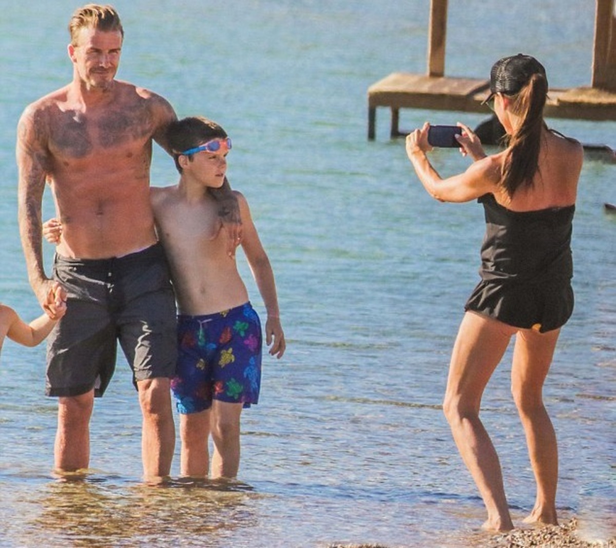 Victoria Beckham: “Αγαπάμε την Ελλάδα” – Νέες φωτογραφίες από τις διακοπές τους στη χώρα μας!