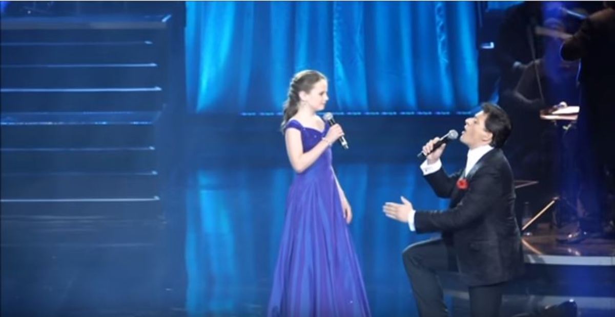 12χρονο κοριτσάκι τραγουδά με διάσημο καλλιτέχνη και η φωνή της τον γονατίζει… [vid]