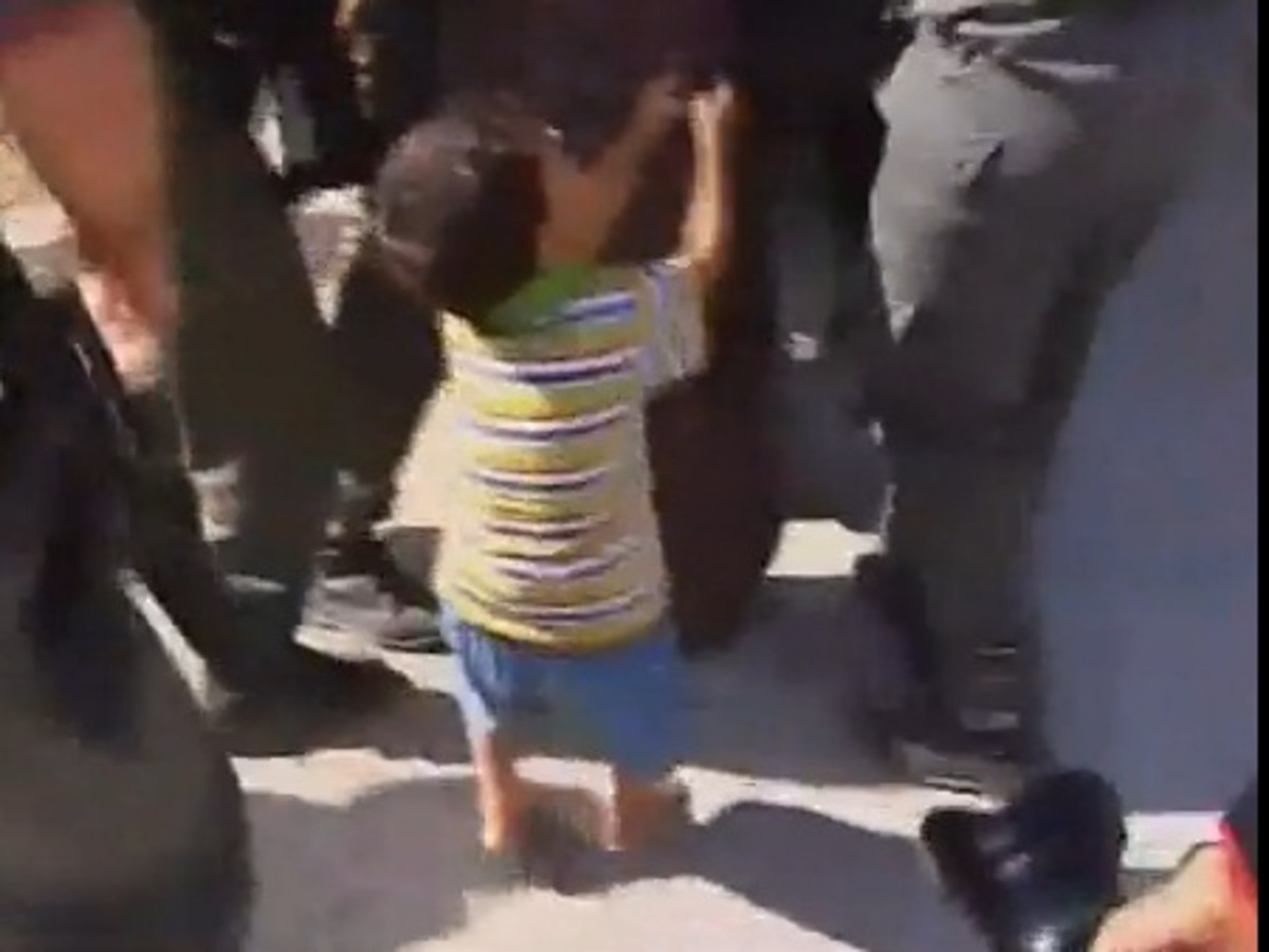 Δείτε στο OnAlert ένα συγκλονιστικό βίντεο με 5χρονο Παλαιστίνιο που γίνεται ασπίδα προστασίας για τον πατέρα του!