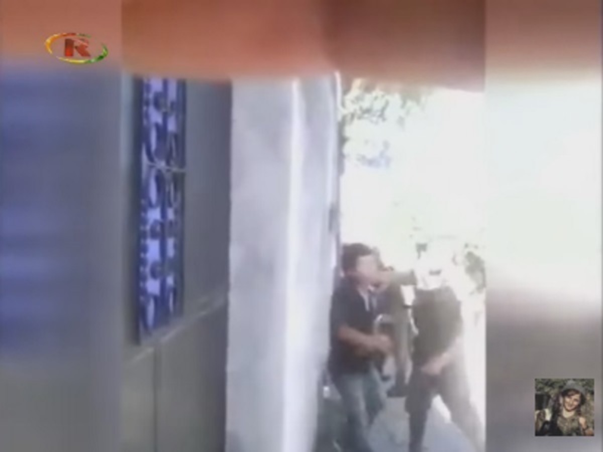 ΣΟΚ! Τούρκος στρατιώτης βασανίζει παιδί Κούρδων! ΒΙΝΤΕΟ