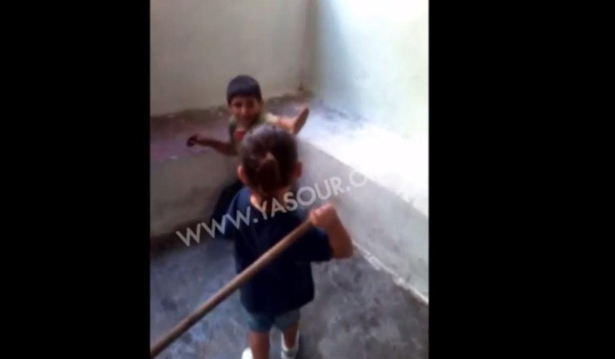 Αισχρό video: Δείχνουν στο παιδί τους πώς να χτυπάει μικρό πρόσφυγα!
