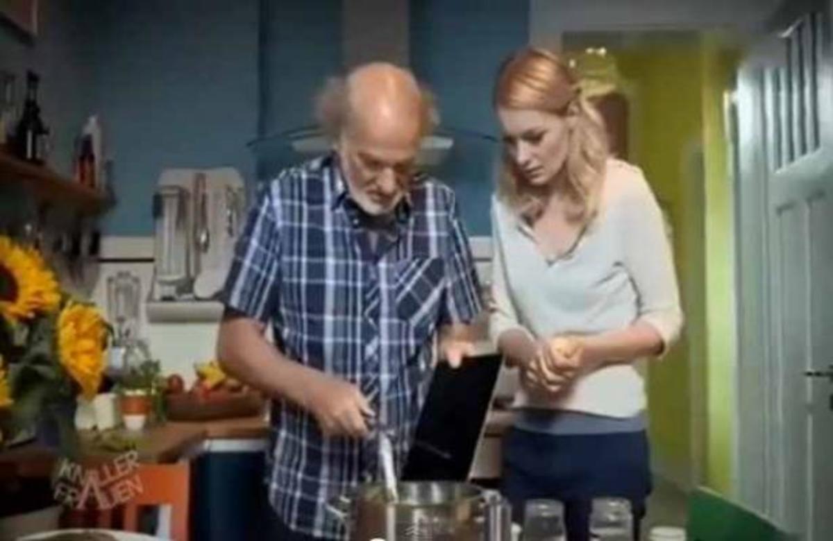 ΔΕΙΤΕ τι συμβαίνει όταν η κόρη ρωτάει τον πατέρα, αν του άρεσε το iPad που του χάρισε