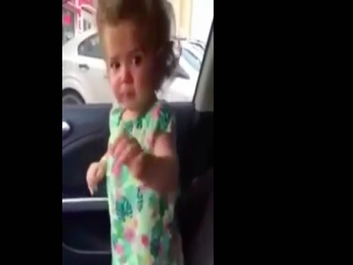 Το “Ποντιάκι”! Κοριτσάκι “χαλαρώνει” μόνο με…πυρρίχιο! ΒΙΝΤΕΟ