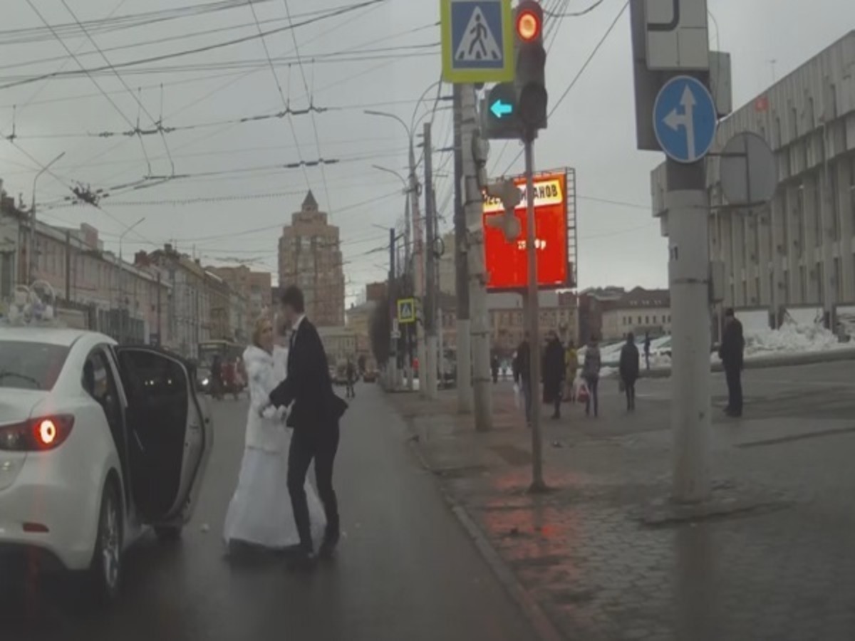 Απίστευτο βίντεο: Γαμπρός και νύφη… πλακώνονται στη μέση του δρόμου!