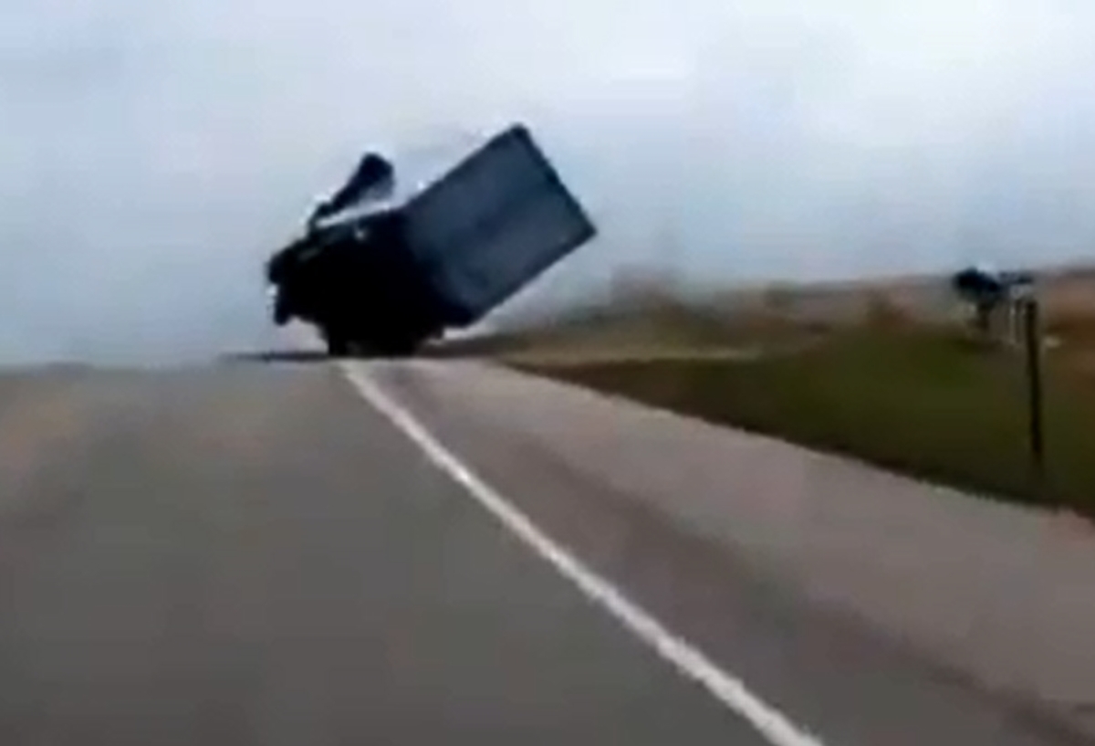 Απίστευτο βίντεο! Κι όμως, αυτό το φορτηγό δεν ανατράπηκε! (βίντεο)