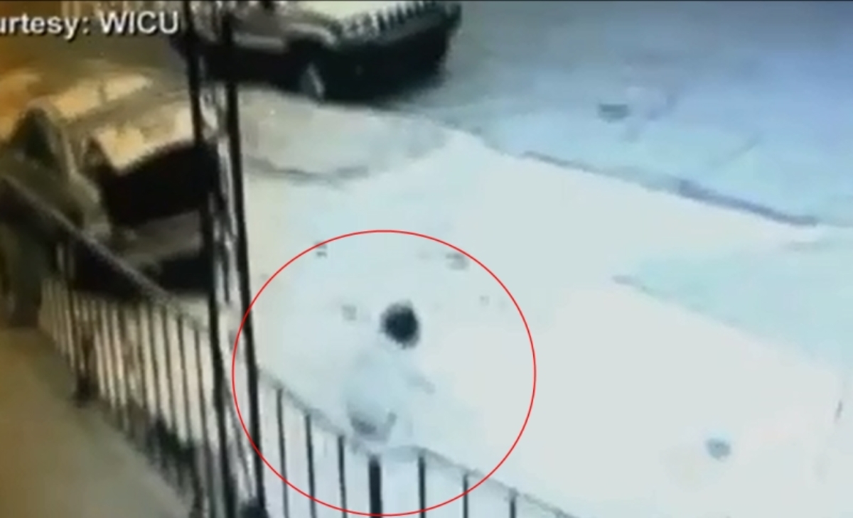 Βίντεο-σοκ: Πως γλίτωσε 8χρονο κορίτσι από βέβαιο θάνατο!