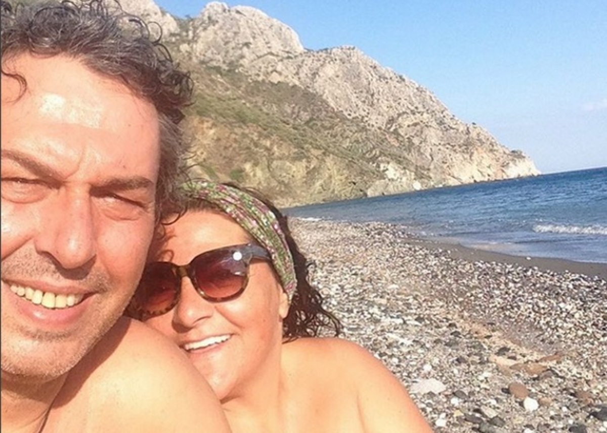 Η ακομπλεξάριστη Βίκυ Σταυροπούλου με μαγιό στην παραλία! ΦΩΤΟ