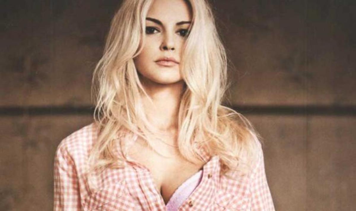 Η Βίκυ Κάβουρα ποζάρει…στο κρεβάτι!