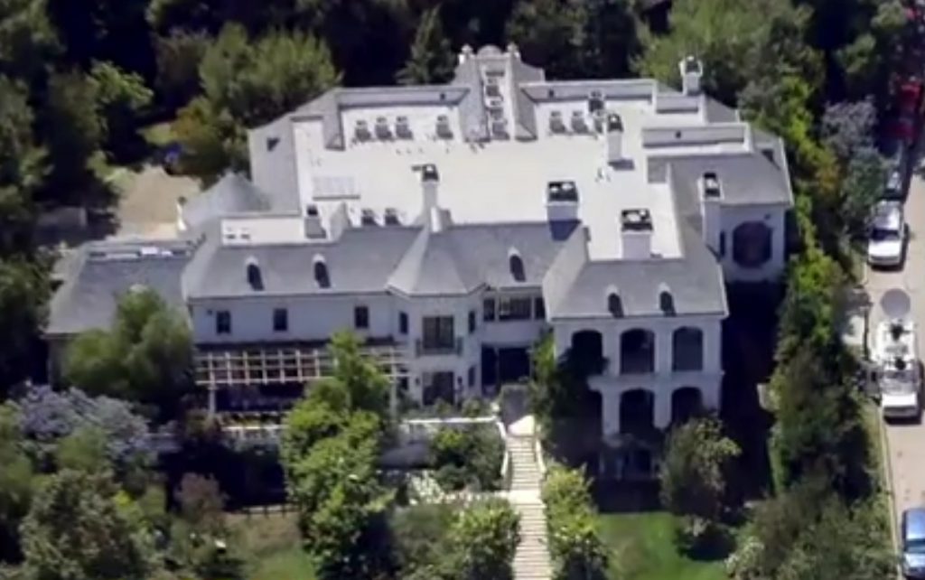 Η κάμερα μπαίνει στο σπίτι του Michael Jackson για πρώτη φορά μετά το θάνατό του!