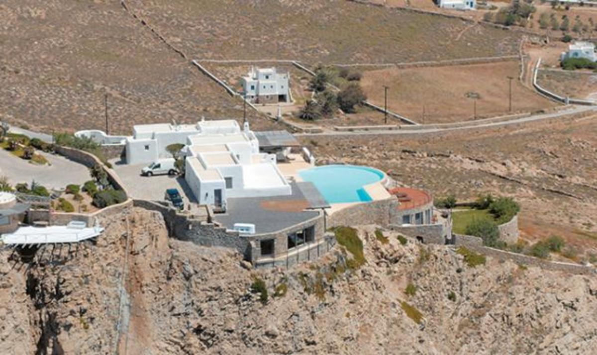 “Εγκαινίασαν” τη βίλα Κωστόπουλου στη Μύκονο οι νέοι ιδιοκτήτες της