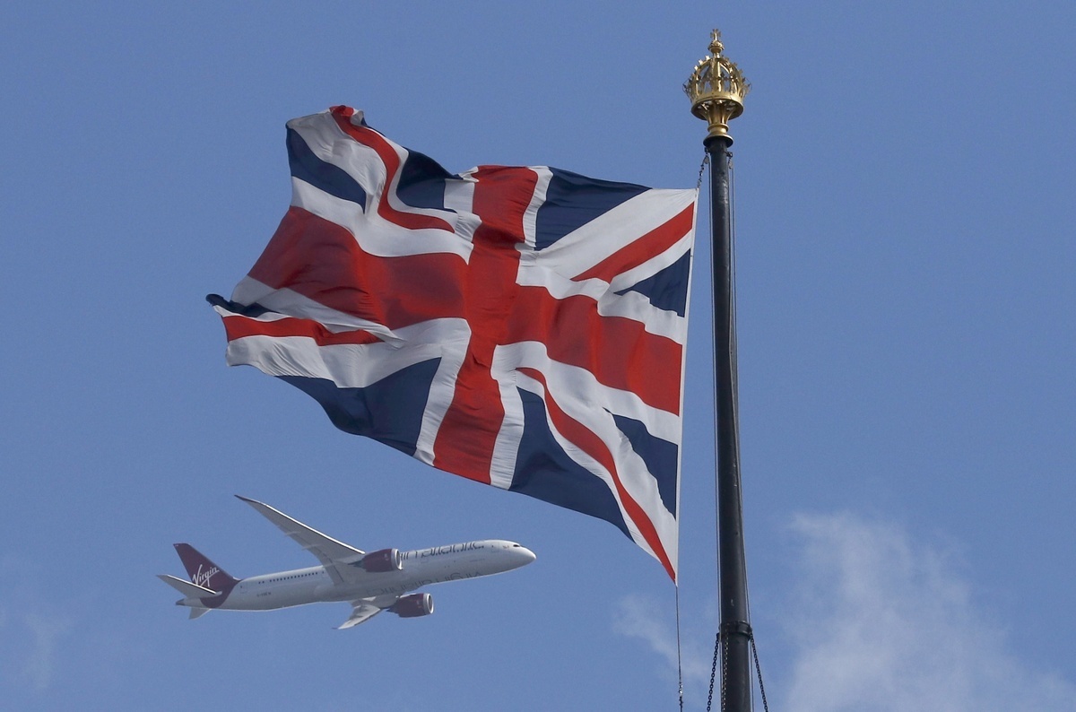 Brexit – Η Βρετανία της μεγάλης φυγής – “Παγώνουν” προσλήψεις ή “μετακομίζουν” οι επιχειρηματίες – Μπράνσον και Aston Martin λένε “ξανασκεφτείτε το”