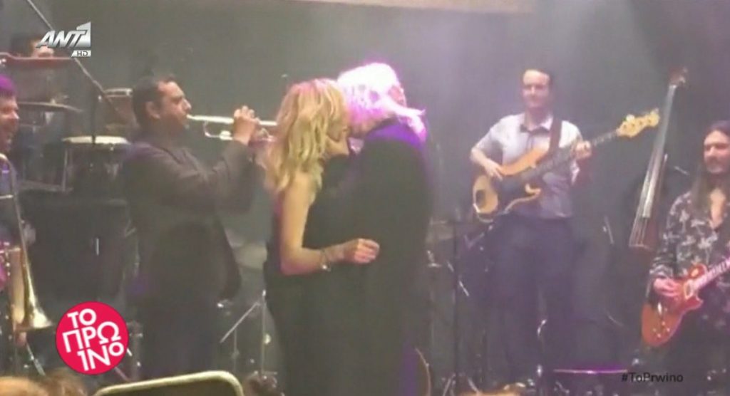 Άννα Βίσση – Νίκος Καρβέλας: Καυτά φιλιά πάνω στη σκηνή!