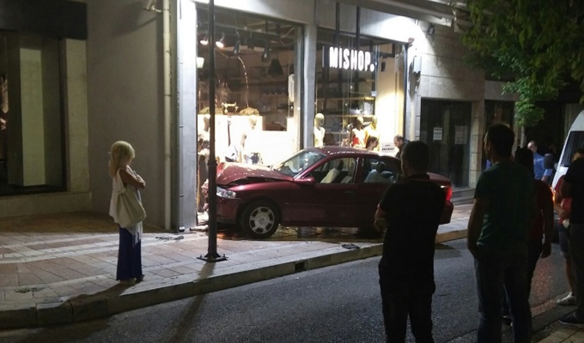 Αγρίνιο: Αυτοκίνητο “καρφώθηκε” σε βιτρίνα [pics]