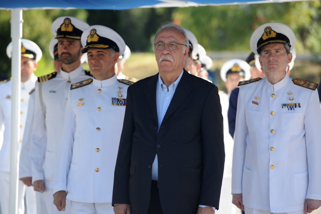 Ειδικά μισθολόγια: Θα ψηφιστούν τον Σεπτέμβριο λέει ο Βίτσας – Τι είπε για τις μειώσεις