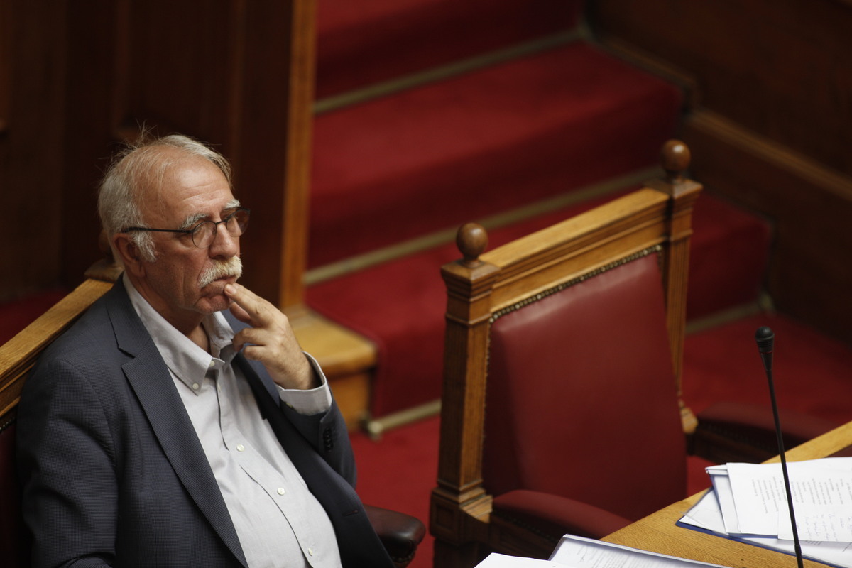 Αμυντική Βιομηχανία: Ο Βίτσας ενημερώνει τη Βουλή – Τραγική η κατάσταση στα ΕΑΣ