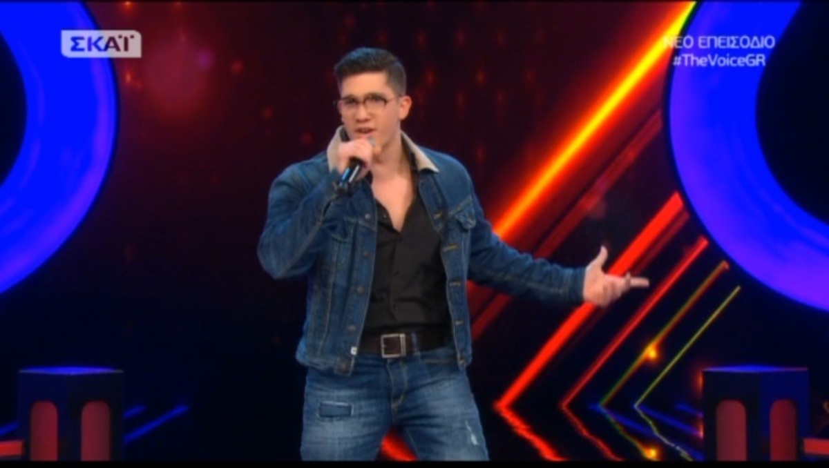 Έσπασε τα γυαλιά του την ώρα που τραγουδούσε στη σκηνή του Voice!