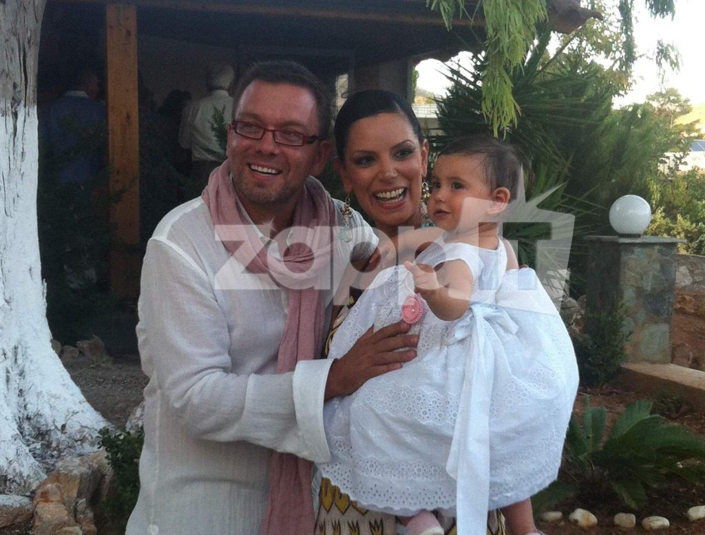 Ο Σπύρος Λάμπρου βάφτισε την κόρη του! Δείτε φωτογραφίες!