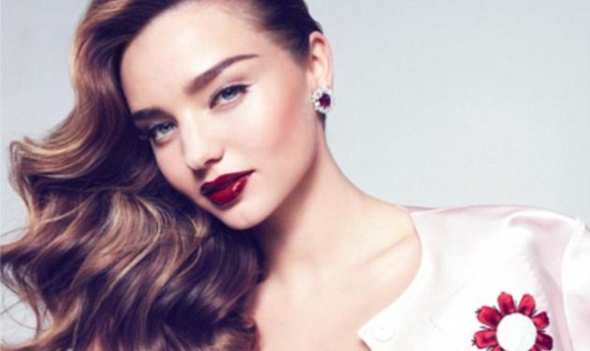 Η σέξυ Miranda Kerr ποζάρει στο φακό με τα εσώρουχα!