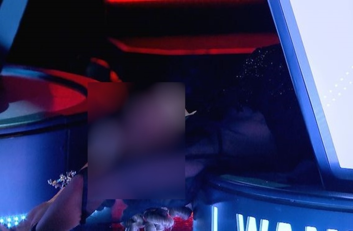 Κριτής του The Voice έπεσε από την καρέκλα κατά τη διάρκεια των γυρισμάτων!