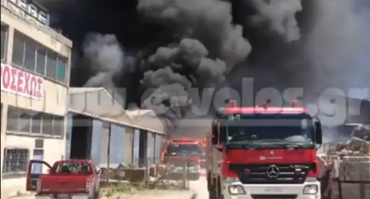 Βόλος: Συναγερμός για μεγάλη φωτιά σε εργοστάσιο – Κίνδυνος από δεξαμένες μαζούτ (VIDEO)