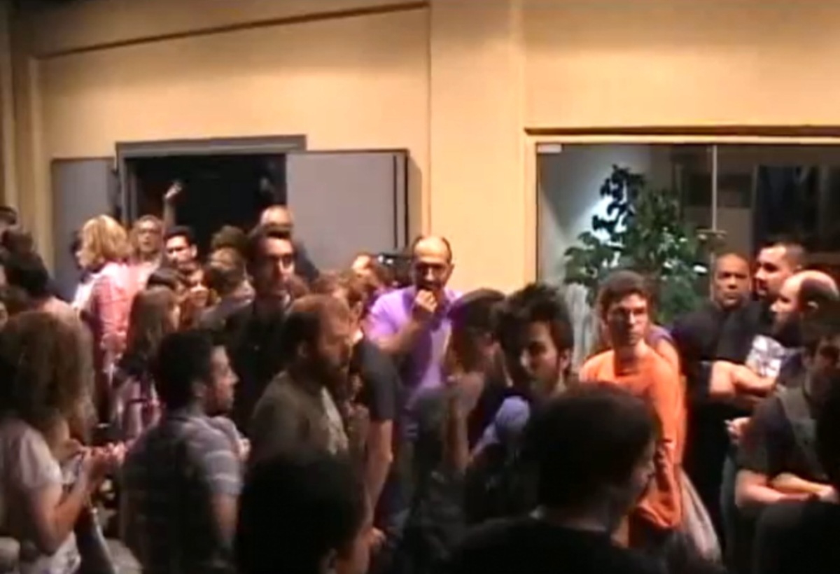 “Αγανακτισμένοι” εισέβαλαν σε συνέδριο του ΠΑΣΟΚ στο Βόλο – Βίντεο