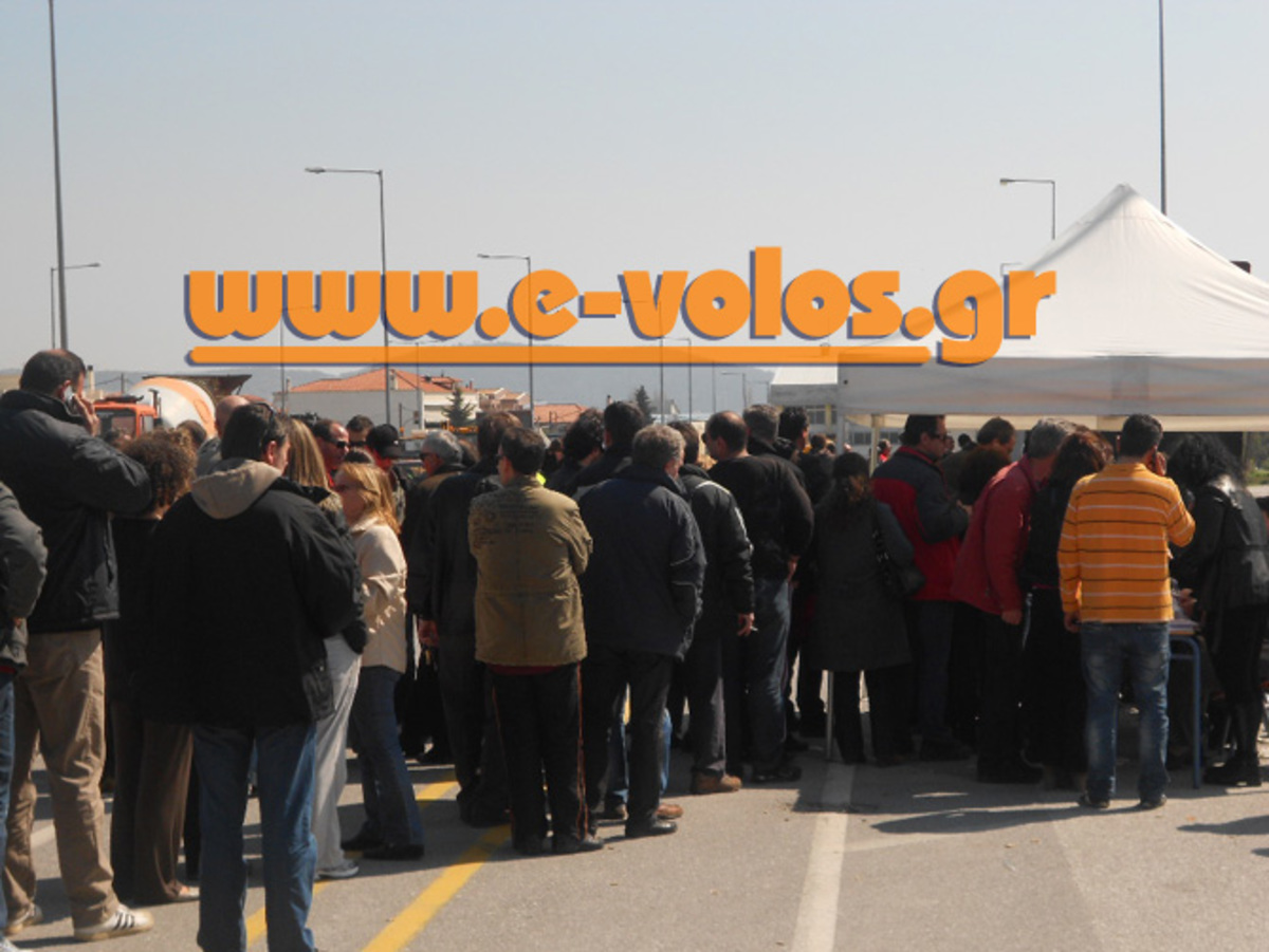 Μοίρασαν μέλι και ρύζι στο Βόλο