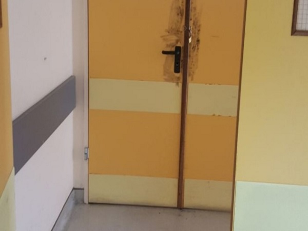 Η παραβιασμένη πόρτα στο Νοσοκομείο Βόλου