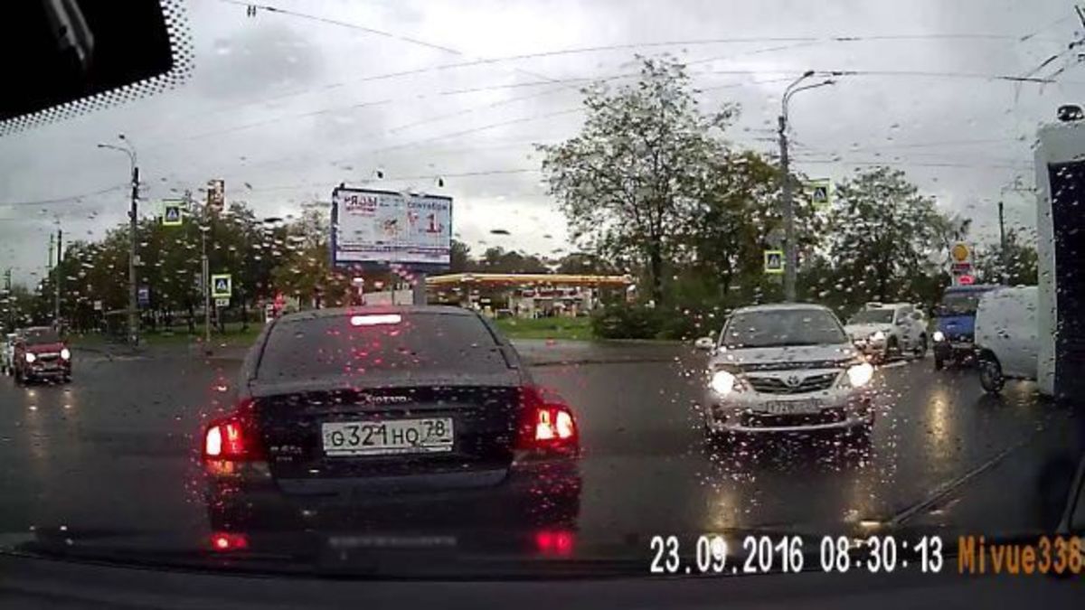 Κινητήρας Volvo σε… χαμηλή πτήση μετά από σύγκρουση [vid]