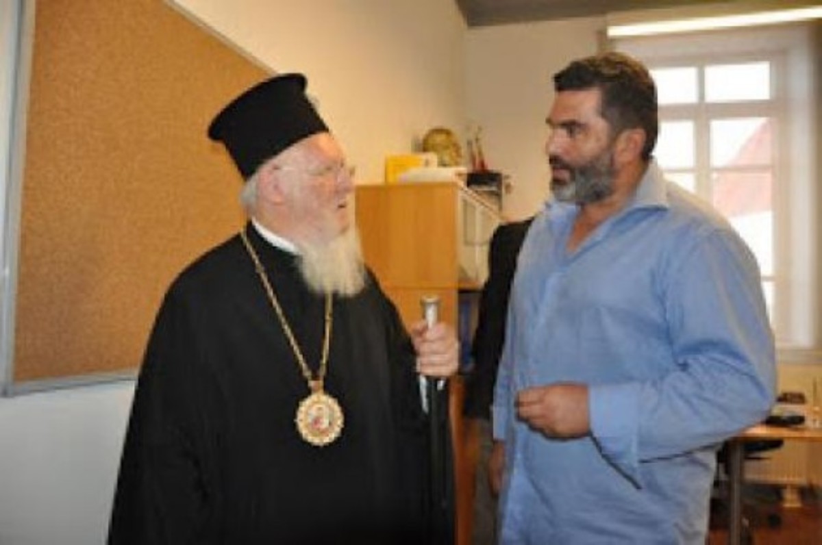 Ποιος βουλευτής έδινε μέρος του μισθού του για να λειτουργεί σχολείο στην Ίμβρο;