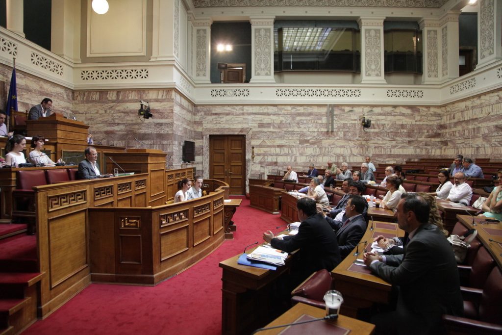 Άγριο ξεκατίνιασμα στη Βουλή! Βαριές εκφράσεις και αποχώρηση της ΝΔ!