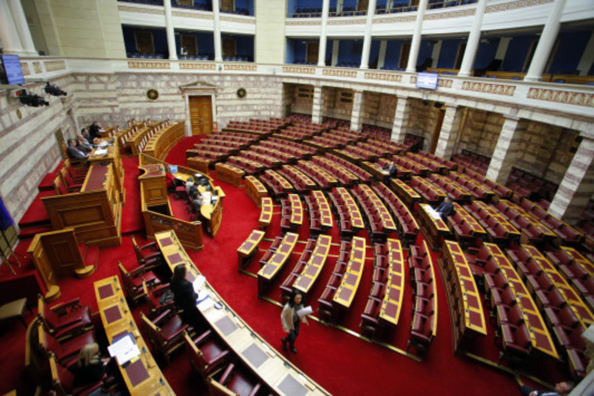Η Βουλή προσπαθεί να δικαιολογήσει το “δώρο” χιλιάδων ευρώ σε βουλευτές και υπουργούς