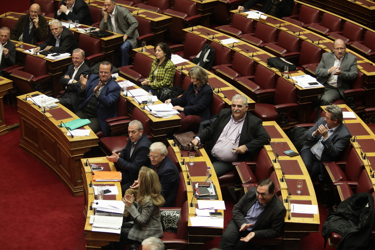 Βουλή: Πέρασαν τα μέτρα Τσίπρα με 196 “ναι”