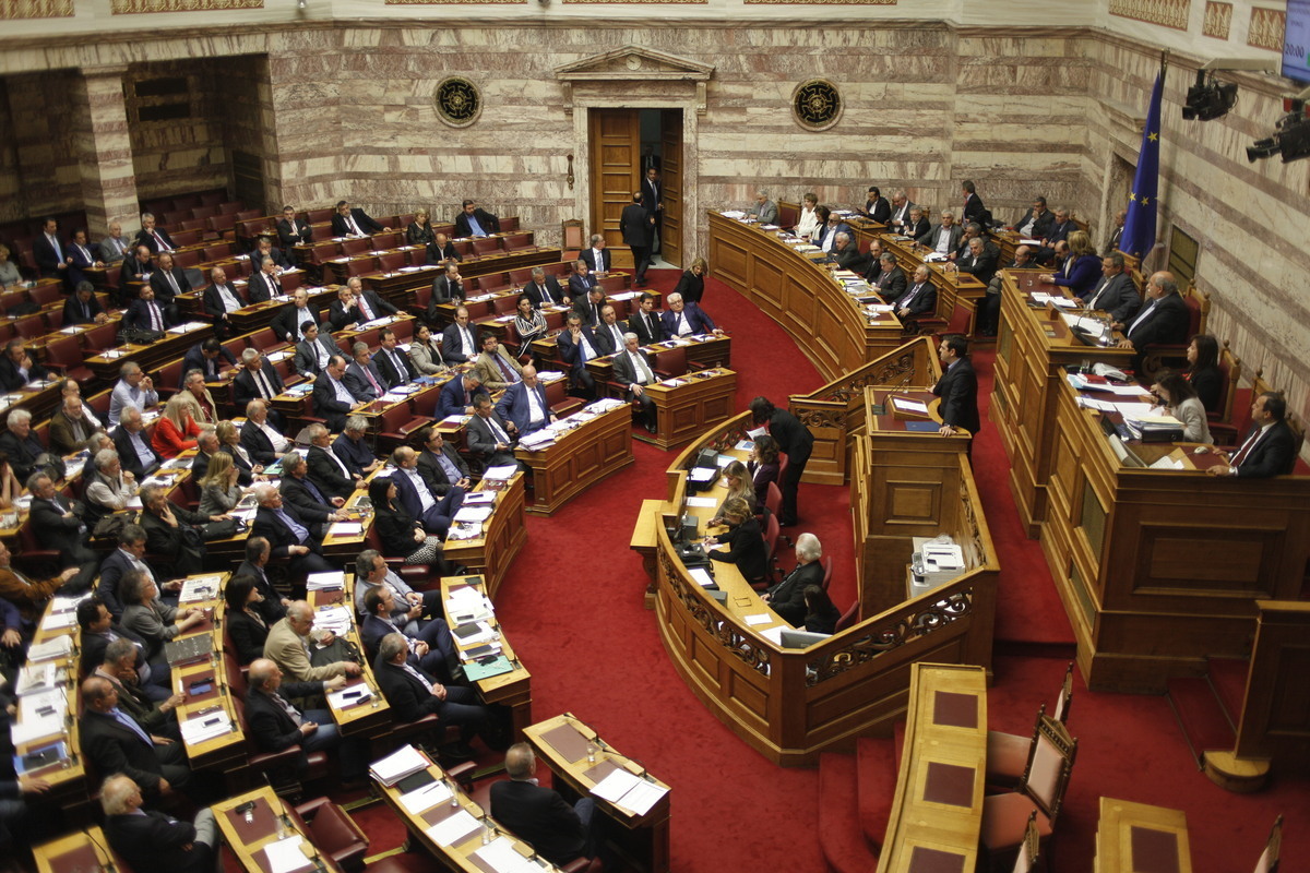 Βουλή: Ο Τσίπρας έταξε αυξήσεις μισθών και ο Μητσοτάκης ζήτησε εκλογές
