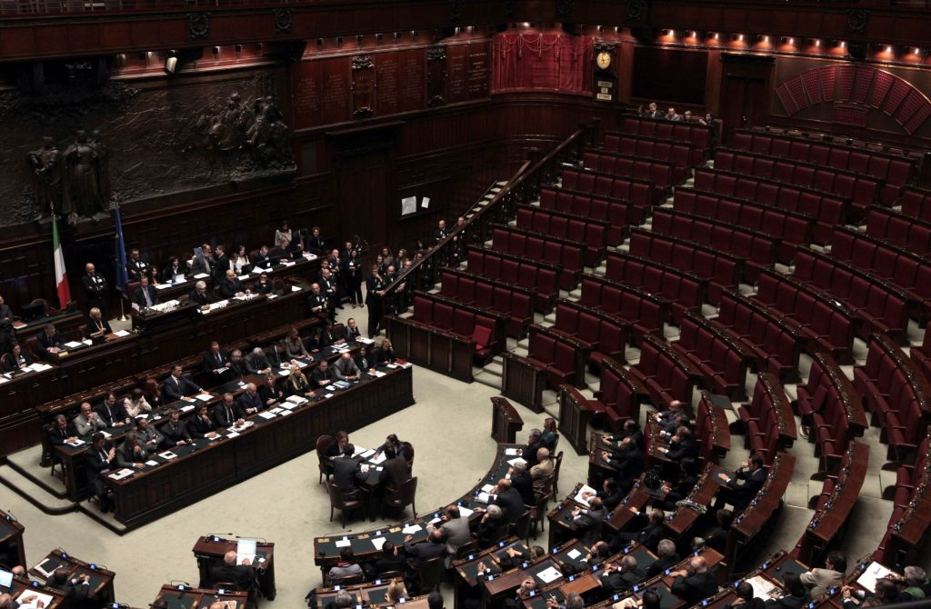 Τα έξοδα των πολιτικών “αφαιρούν” 367 ευρώ ετησίως από κάθε οικογένεια