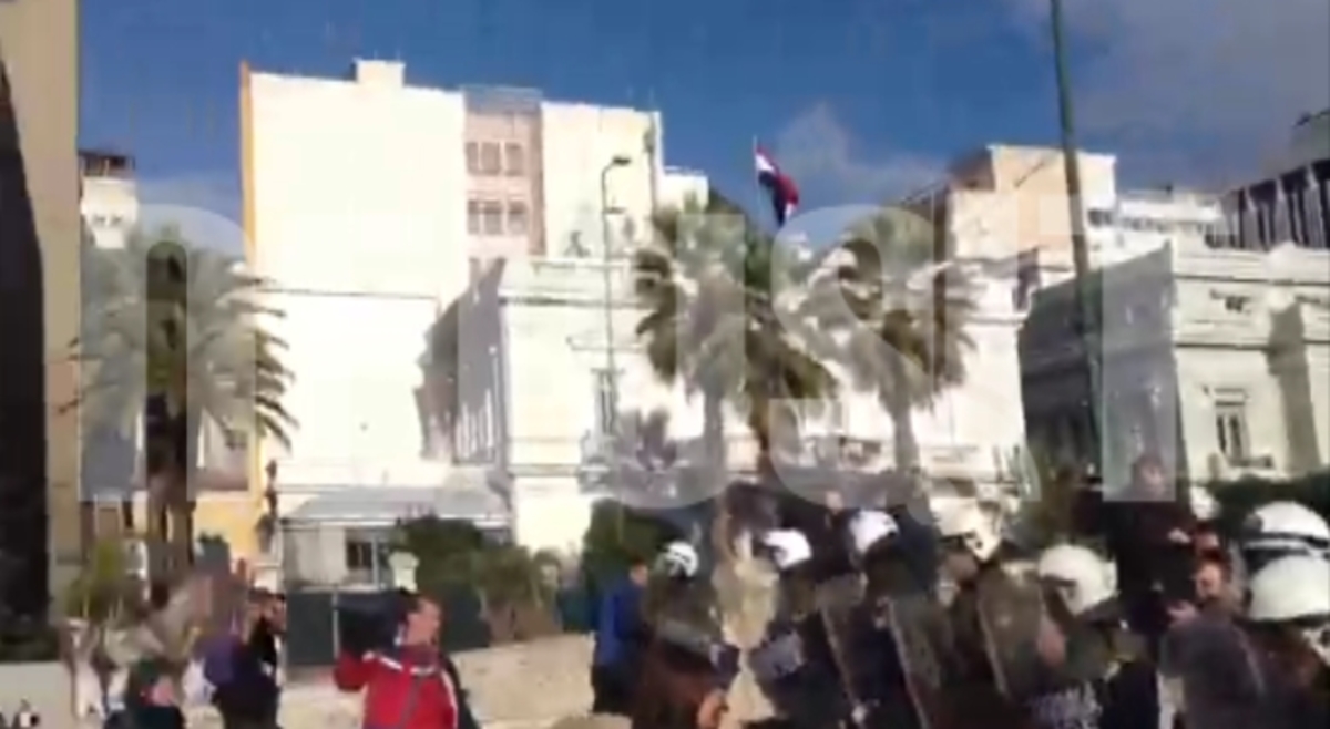 Εισβολή σε προαύλιο Βουλής