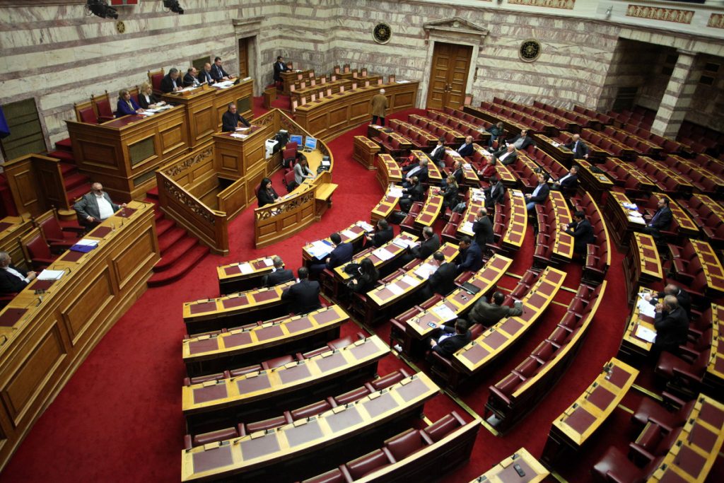 Βουλή: Σκληρή κριτική της ΝΔ στους χειρισμούς της κυβέρνησης στο Προσφυγικό