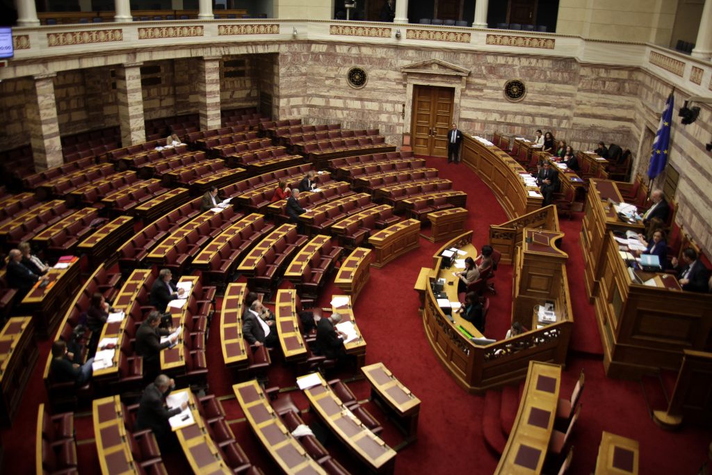 Η Βουλή έχει ανάγκη από… 142 χιλιόμετρα χαρτί υγείας!