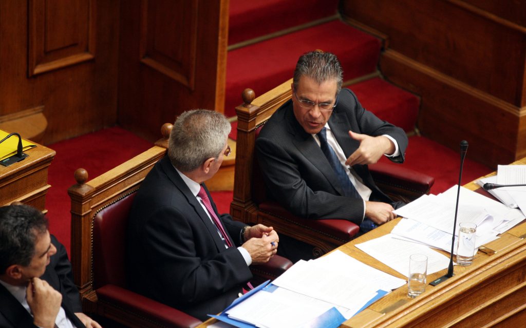 Άγριες κόντρες στη Βουλή για την χρηματοδότηση και τα θαλασσοδάνεια των κομμάτων