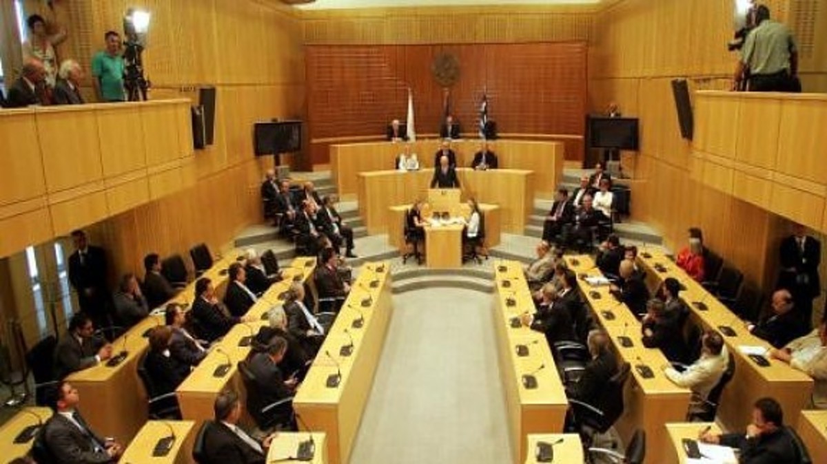 Λιποθύμησε δημοσιογράφος στη Βουλή – Διαμαρτυρία βουλευτών για καθυστέρηση ασθενοφόρου