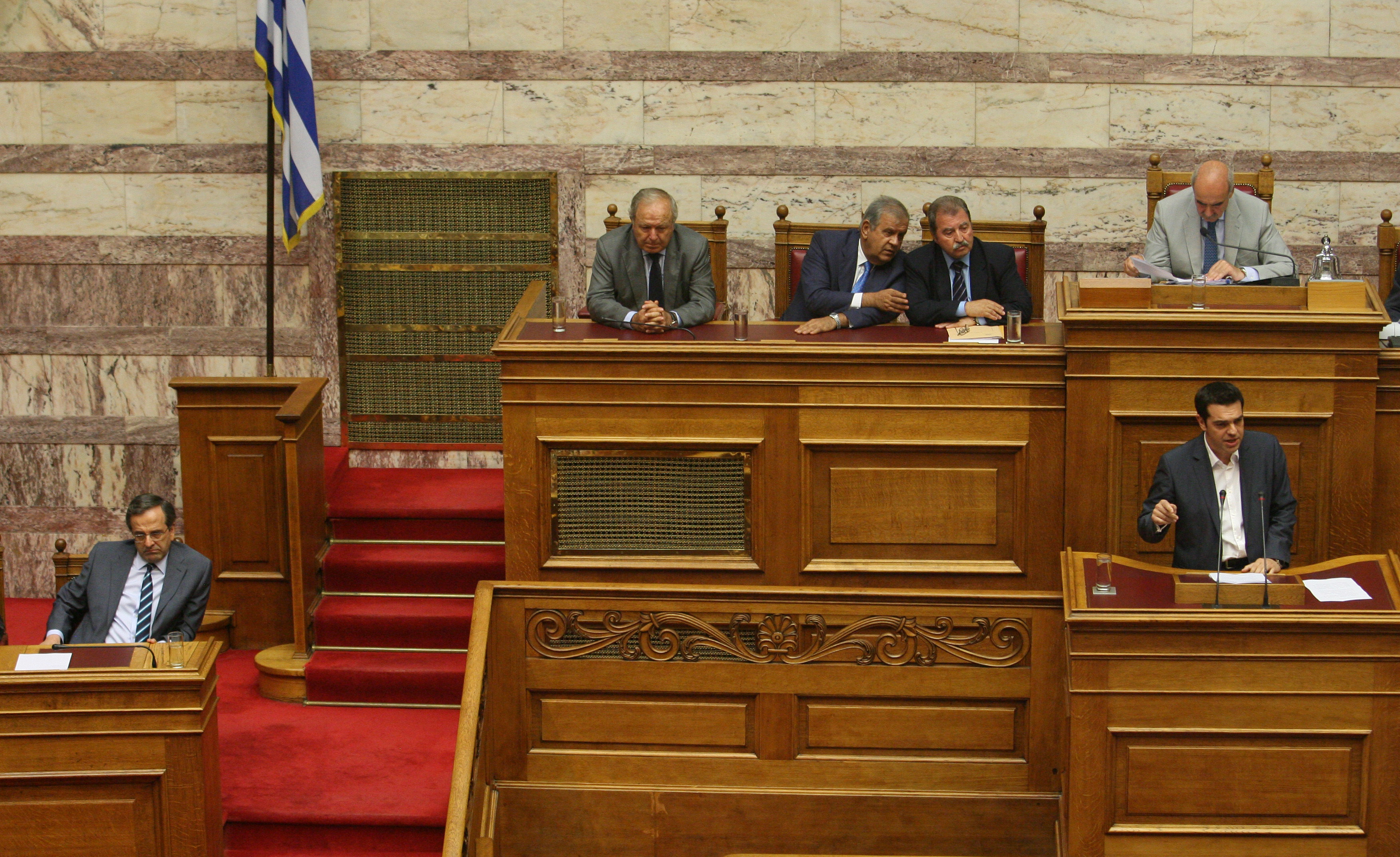 Απόντες αρχηγοί και βουλευτές από την ψηφοφορία για την άρση ασυλίας των 6 χρυσαυγιτών