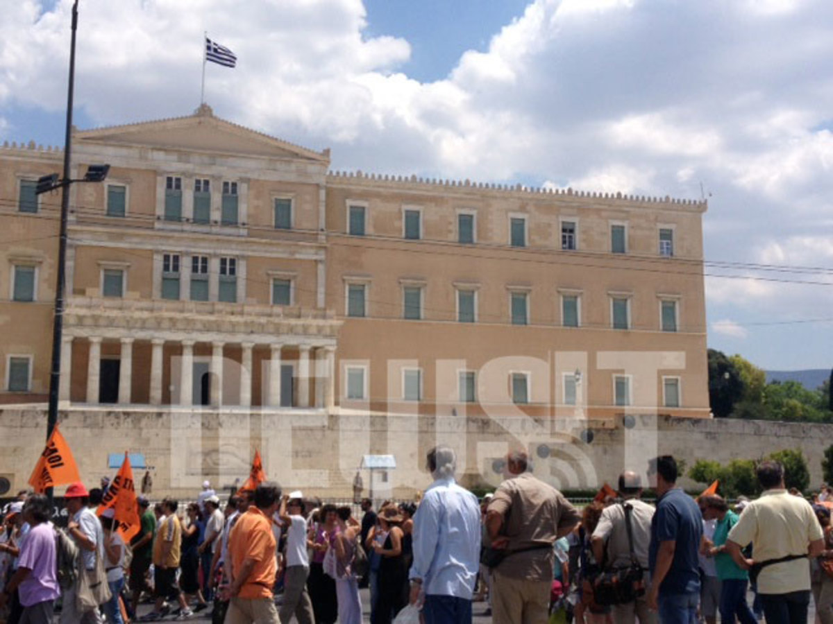 Μπροστά από την Βουλή ΦΩΤΟ NEWSIT